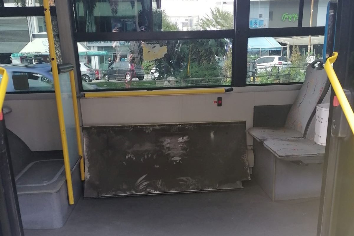Παλαιό Φάληρο: Έπεσε οροφή λεωφορείου με 40 επιβάτες