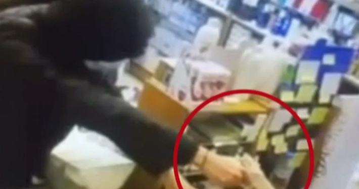 Ηλιούπολη: Καρέ-καρέ η ληστεία από ανήλικους σε φαρμακείο