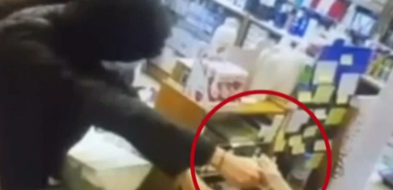 Ηλιούπολη: Καρέ-καρέ η ληστεία από ανήλικους σε φαρμακείο