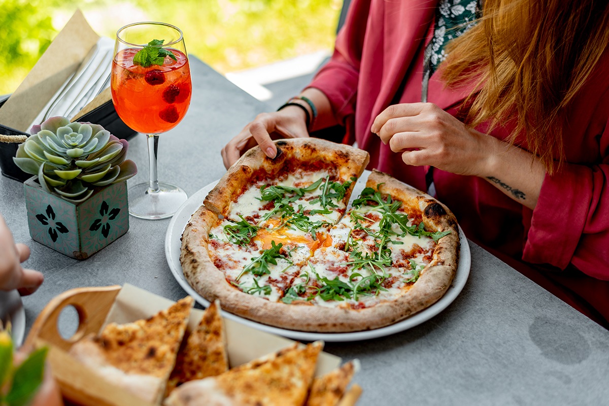 Ξέρουμε πού θα πας για pizza και aperitivo στα νότια με θέα θάλασσα