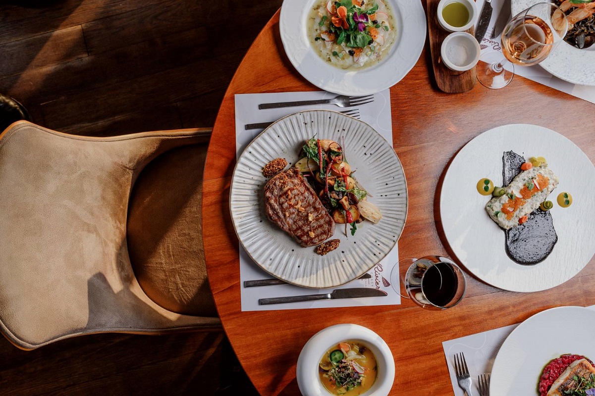 Στο Riviera Coast κάθε στιγμή έχει τις γεύσεις που της ταιριάζουν
