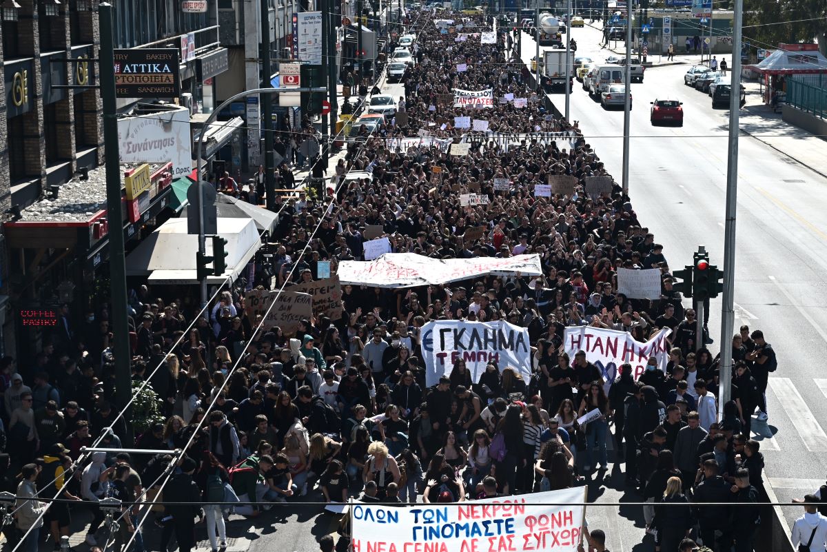 Πειραιάς: Μεγάλη πορεία μαθητών και φοιτητών για το δυστύχημα στα Τέμπη