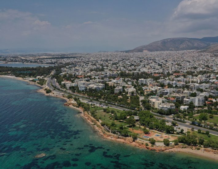 Πεζόδρομος- Ποδηλατόδρομος – Αθηναϊκή Ριβιέρα: Υπεγράφη η σύμβαση μεταξύ Περιφέρειας και ΕΤΑΔ για να προχωρήσει το έργο