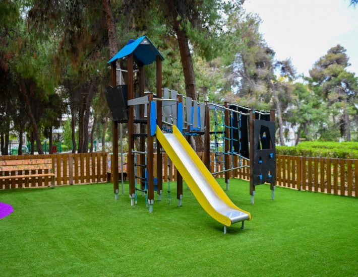 Νέα παιδική χαρά στο καταπράσινο πάρκο Ναυαρίνου στην Ηλιούπολη