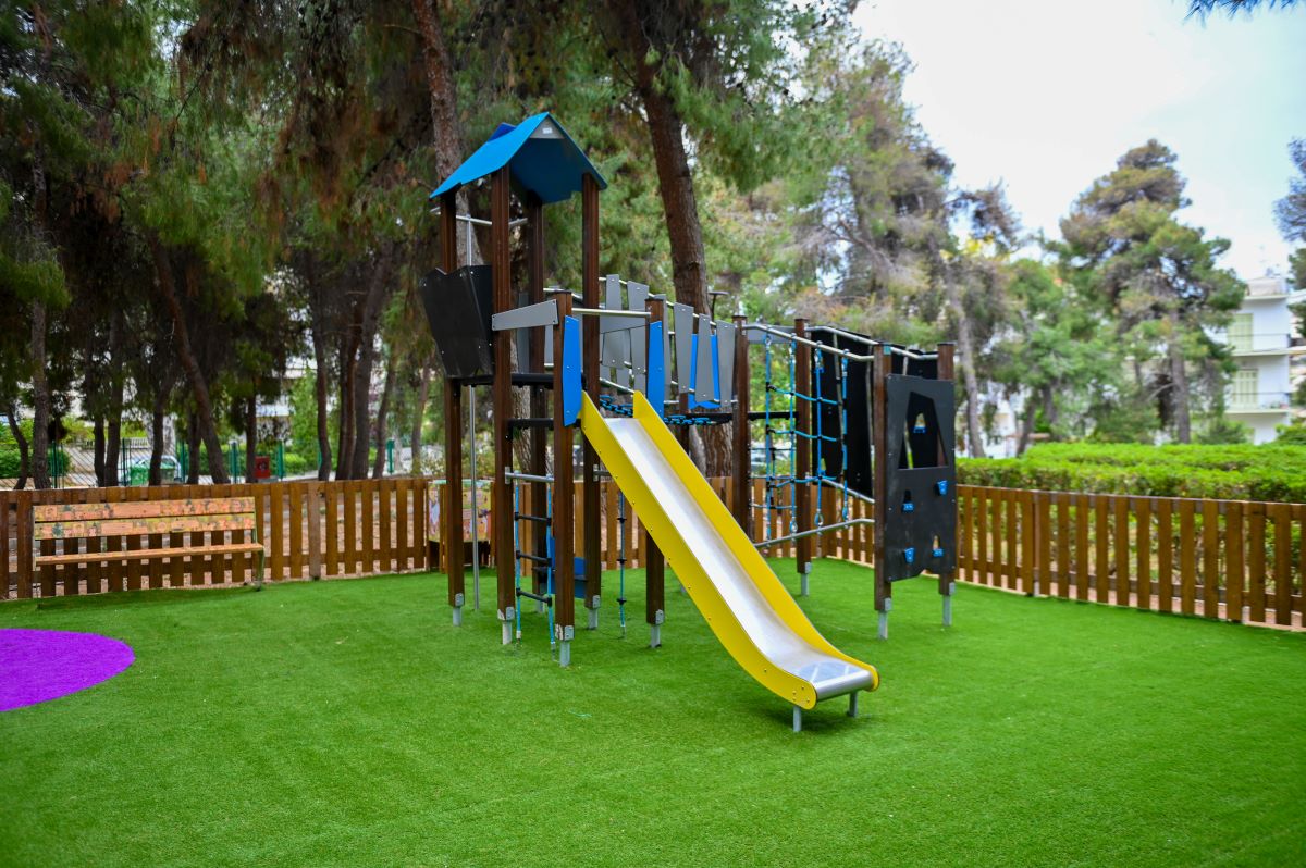 Νέα παιδική χαρά στο καταπράσινο πάρκο Ναυαρίνου στην Ηλιούπολη