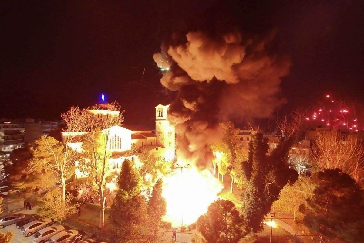 Άνω Γλυφάδα: Επεισοδιακή Ανάσταση με μολότοφ στην πλατεία Καραϊσκάκη