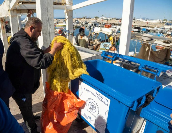 Γλυφάδα: Τα δίχτυα των ψαράδων ανακυκλώνονται και γίνονται χρήσιμα αντικείμενα