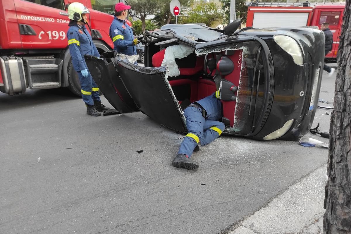 Άλιμος: Σοβαρό τροχαίο με νεκρό – Μηχανή «καρφώθηκε» σε αυτοκίνητο
