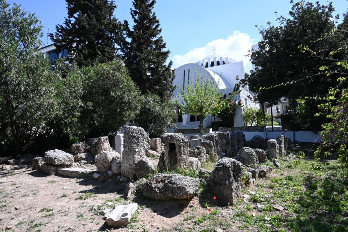 Η Ζωοδόχος Πηγή Τραχώνων, με τα ερείπια ενός αρχαίου ναού στην αυλή της