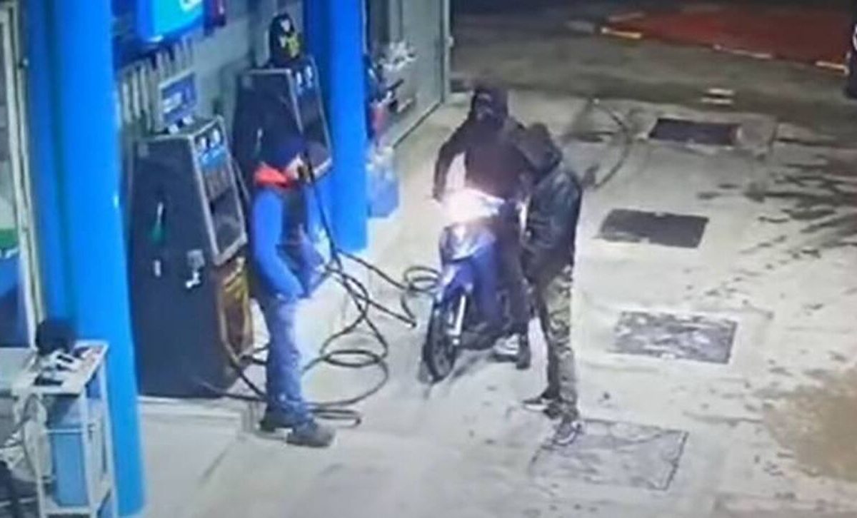 Ελληνικό: Βίντεο – ντοκουμέντο από τη ληστεία με μαχαίρι σε βενζινάδικο