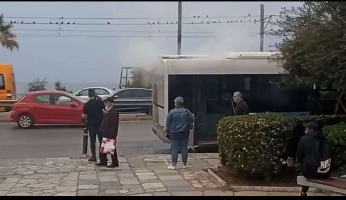 Παραλιακή: Λεωφορείο έβγαζε καπνούς εν κινήσει