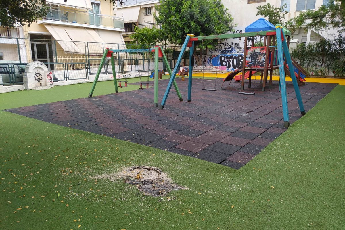 Αργυρούπολη – καταγγελία: Συμμορίες βανδαλίζουν παιδική χαρά – Έβαλαν φωτιά στον χλοοτάπητα