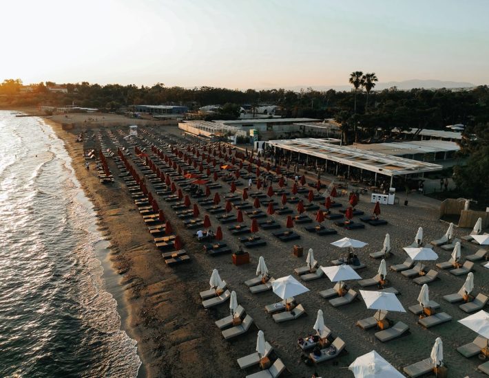 Α’ Πλαζ Βούλας: Οι τιμές εισόδου και το κόστος για τις ξαπλώστρες