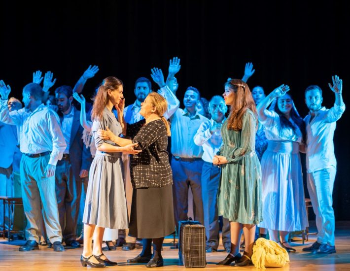 Κοιτάζοντας μέσα μας από μακριά: Το «Τρίτο Στεφάνι» στο δημοτικό θέατρο Γλυφάδας