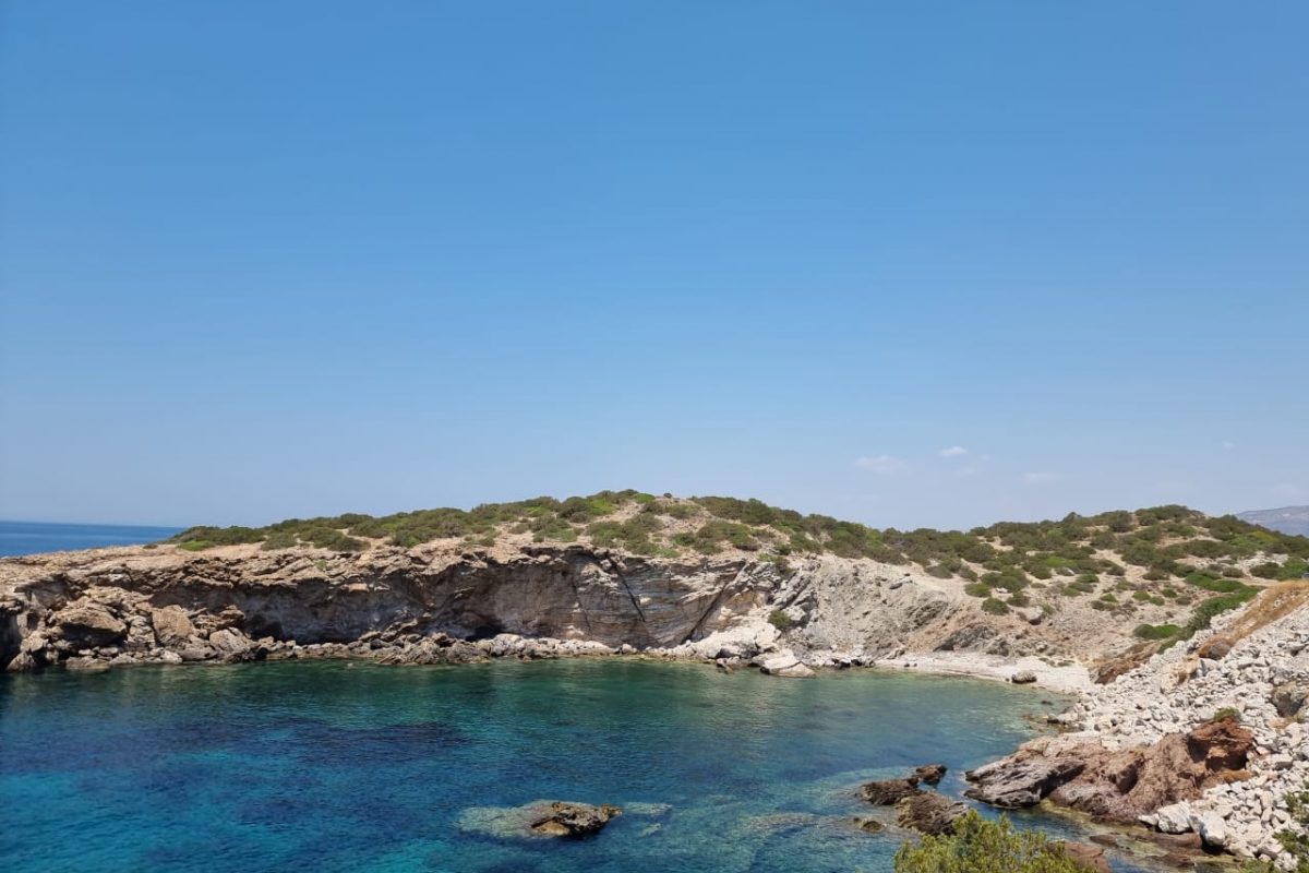 Thymari: The “hidden” beach that is the secret in Athens for a quiet swim in deep blue water