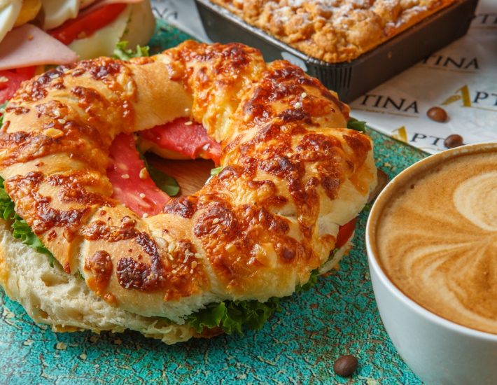 Στάση στο Artina Bakery για βιολογικό καφέ και χειροποίητα σνακ που θα σε συνοδεύσουν στην παραλία