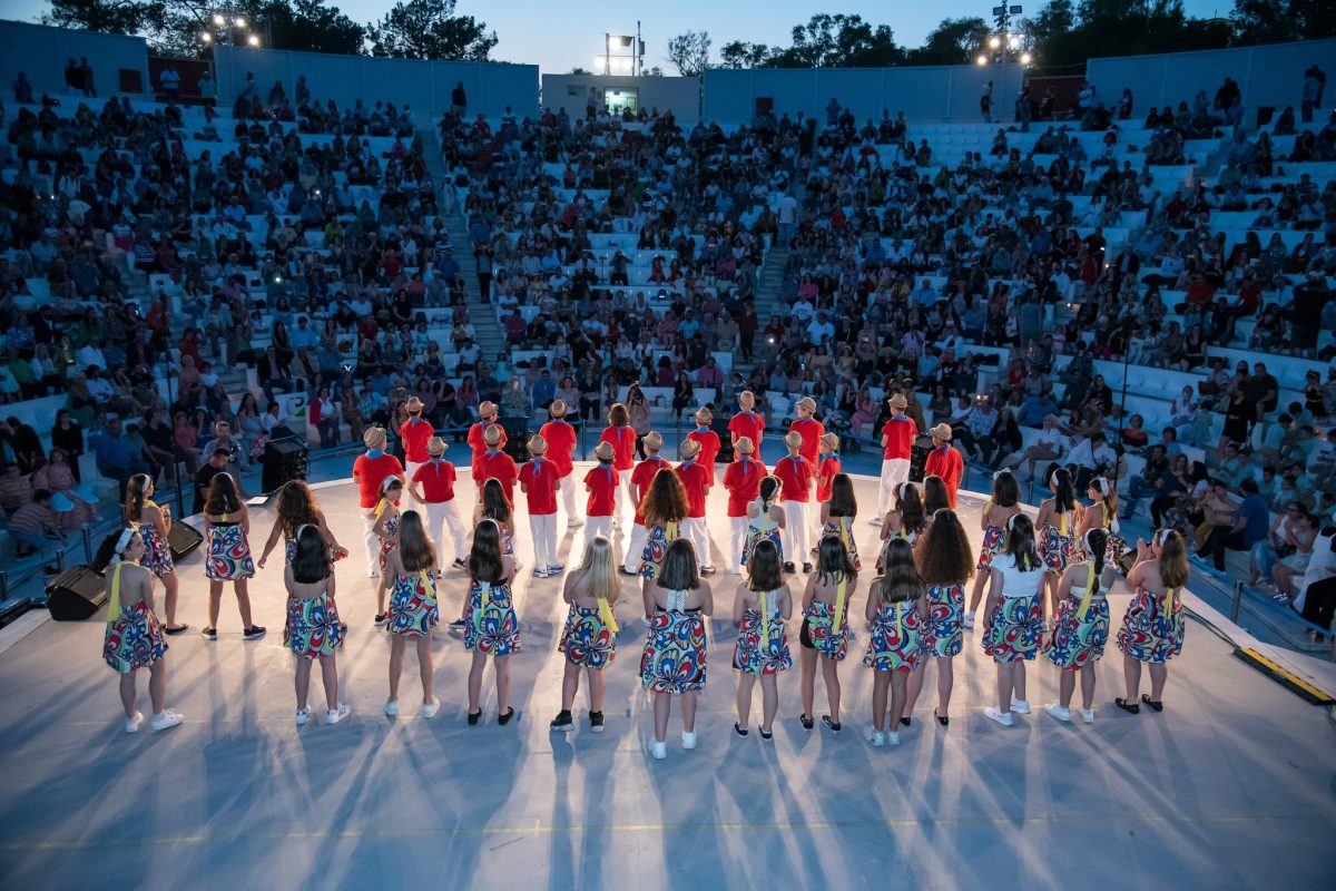 Τα Εκπαιδευτήρια Λαμπίρη γιόρτασαν τη λήξη του σχολικού έτους στο Βεάκειο Θέατρο Πειραιά