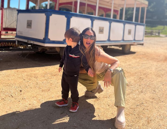 Νότιες μαμάδες: Η Mάντη Περσάκη και η καθημερινότητα με τους δυο γιους της στα νότια