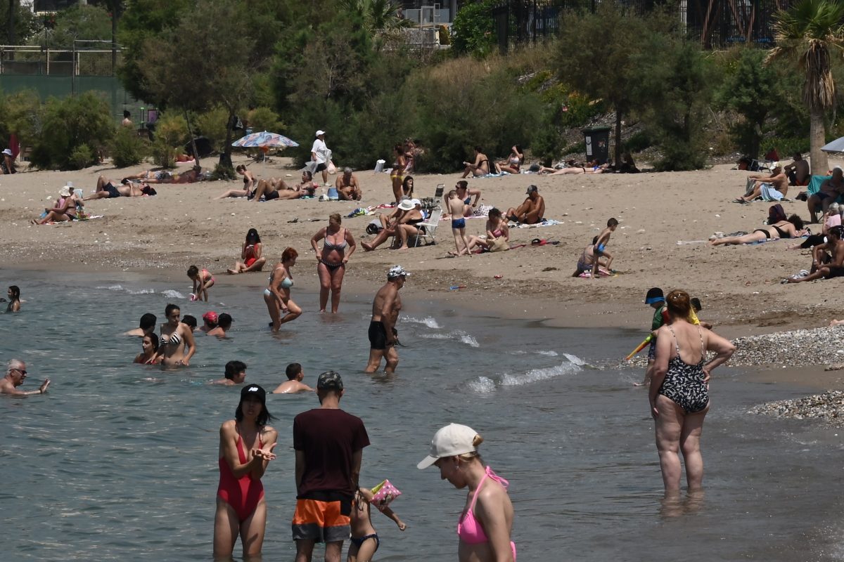 Γεμίζουν οι παραλίες σε Φάληρο και Άλιμο καθώς ανεβαίνει ο υδράργυρος [ΕΙΚΟΝΕΣ]