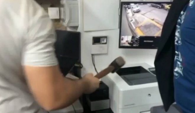 Νέα Σμύρνη: Παρέμβαση Ρουβίκωνα σε γραφεία διοργάνωσης συνεδρίων