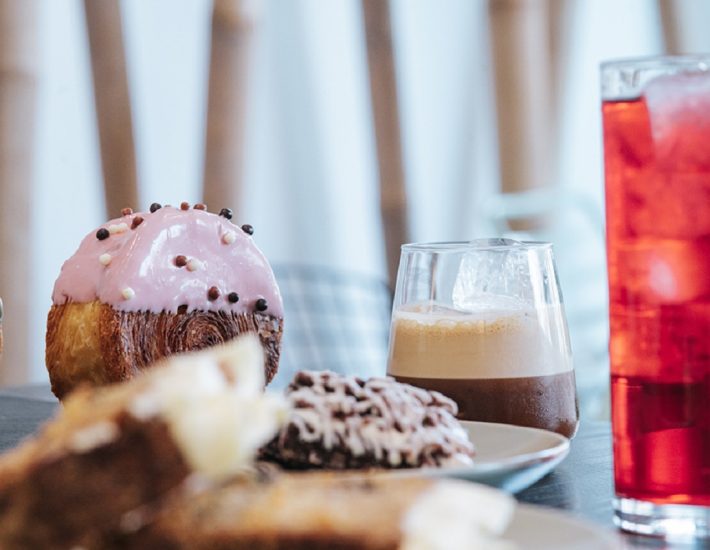 Πού να κάνεις στάση για καφέ και σνακ πριν το γραφείο