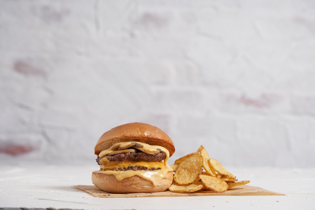 Τα smash burgers του Burger Joint μας έχουν γίνει εμμονή