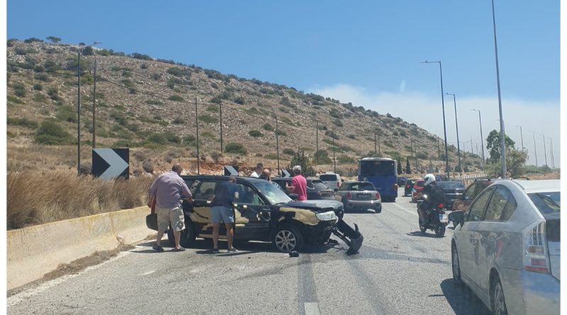 Τροχαίο στην Αθηνών – Σουνίου: Απεγκλώβισαν την οδηγό από ΙΧ που είχε αρχίσει να βγάζει καπνούς