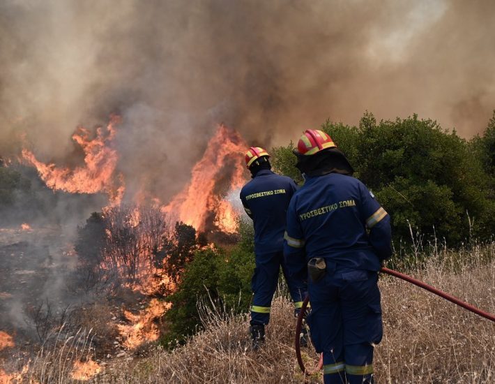 Φωτιά στην Ανατολική Αττική: Εικόνες καταστροφής σε Σαρωνίδα και Λαγονήσι