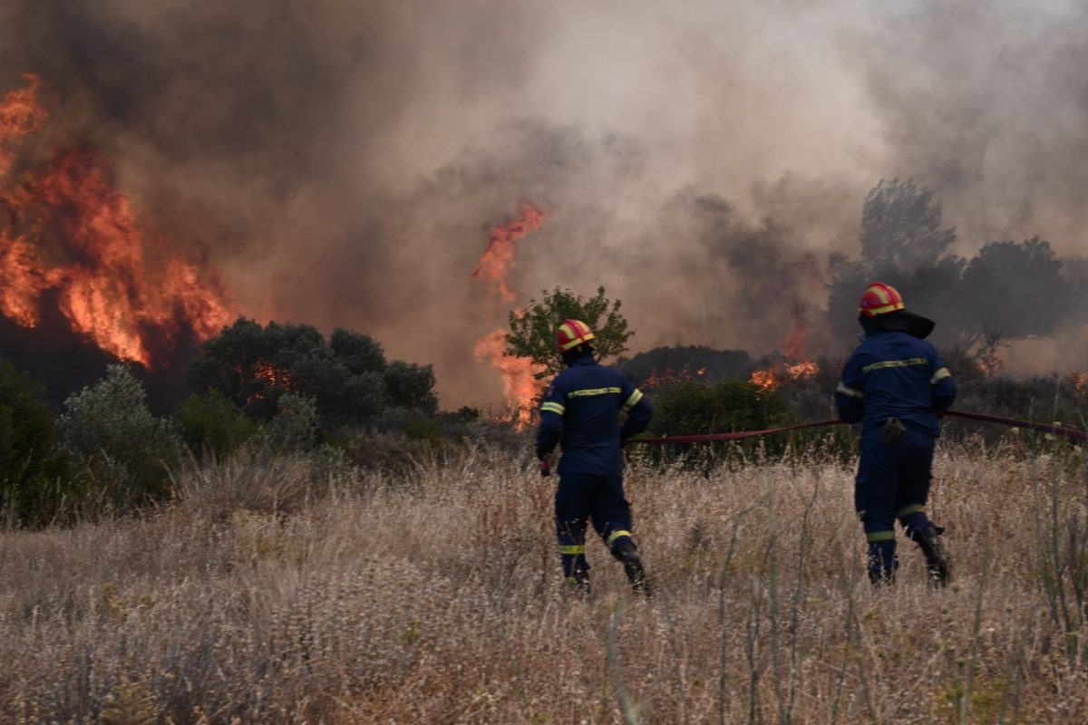 Φωτιά στην Κερατέα: Εκκενώνονται Λαγονήσι, Σαρωνίδα και Ανάβυσσος – Νέο μήνυμα του 112