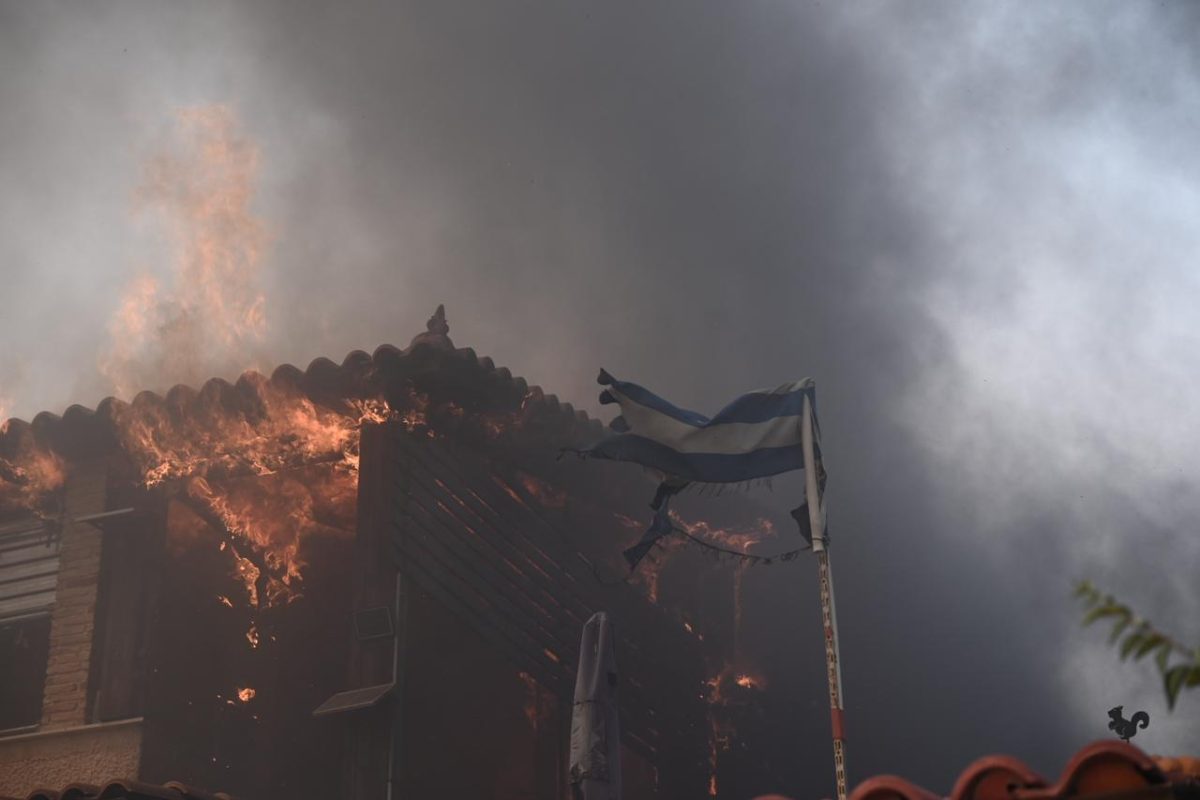 Φωτιά στην Κερατέα: Σπίτια τυλίχθηκαν στις φλόγες -Εκκενώθηκαν οικισμοί