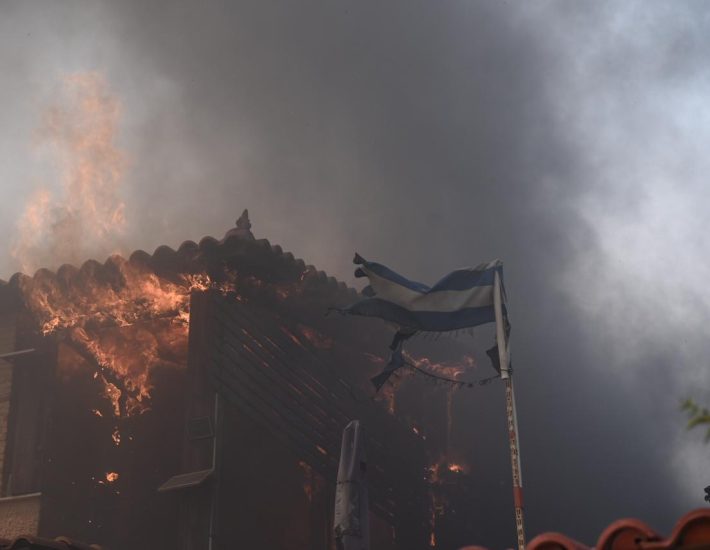 Φωτιά στην Κερατέα: Σπίτια τυλίχθηκαν στις φλόγες -Εκκενώθηκαν οικισμοί