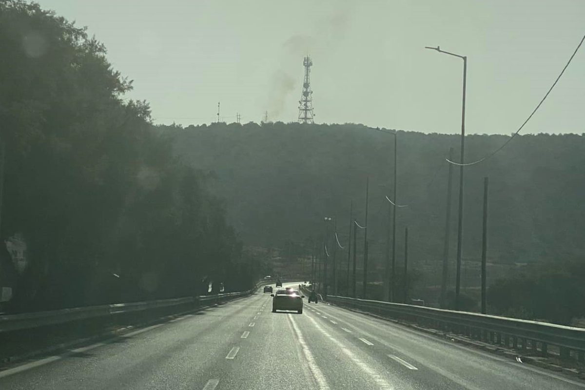 Φωτιά στον λόφο Μπαράκου στη Βάρκιζα