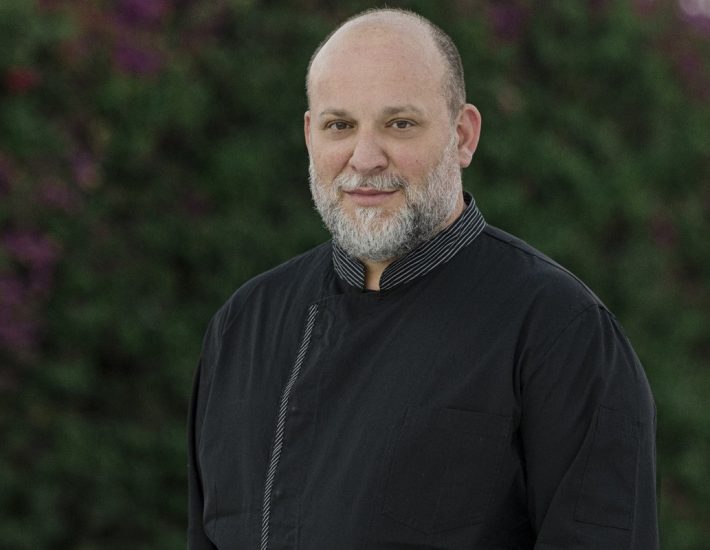 Νίκος Σκλήρας: «Στο Island δημιουργούμε γεύσεις για να συνδεθούμε με την πιο αγνή περίοδο της ζωής μας»