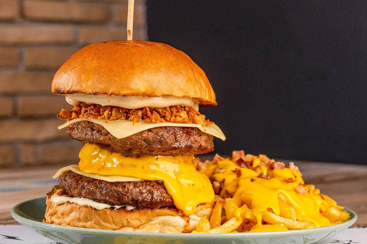 Τα Μπιφτεκόψωμα του Μπαρ Μπεε Κιου θα σε κάνουν να αναθεωρήσεις όσα ξέρεις για τα burger