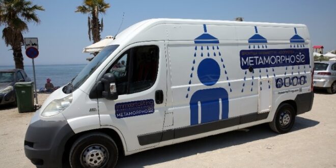 Κινητή ντουζιέρα για τους αστέγους στο Παλαιό Φάληρο