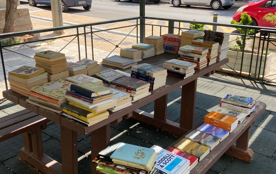 Άλιμος: Δωρεάν βιβλία στον εξωτερικό χώρο της Δημοτικής Βιβλιοθήκης