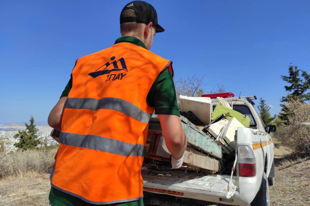 ΣΠΑΥ: «Κυψέλες μέσα στα ξερόχορτα, λάστιχα, γυαλιά και παλέτες δημιουργούν ”ωρολογιακές βόμβες” στον Υμηττό» – Η ανακοίνωση για τους μελισσοκόμους