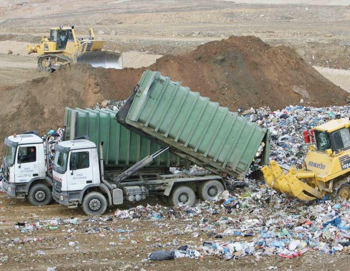 Ο χορός των εκατομμυρίων που έχει στηθεί για τα σκουπίδια μάς αφορά όλους