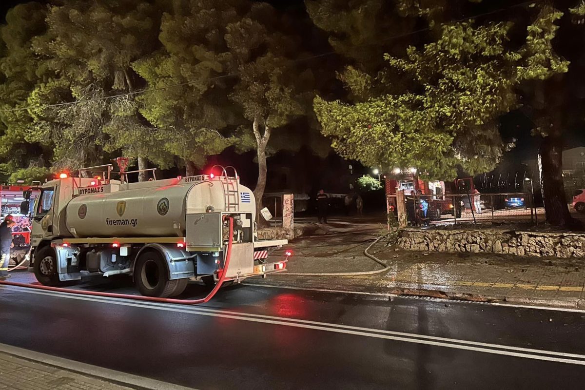 Φωτιά σε οικόπεδο στη Βάρκιζα