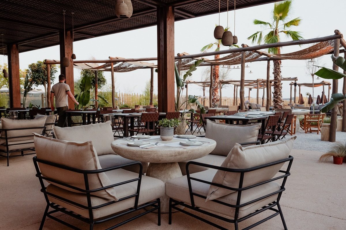 Το “The C” beach restaurant στην καρδιά της Αθηναϊκής Ριβιέρας επιστρέφει ανανεωμένο