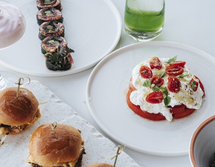 Τhe Royal Beach: Το all day beach restaurant που μύησε τα νότια προάστια στην Itameshi κουζίνα