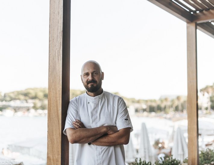 Αντώνης Κουρκούτας: «Τα πιάτα στο μενού του Royal Beach φαίνονται απλά εκ πρώτης όψεως αλλά κάθε ένα είναι μια “βόμβα” γεύσης»