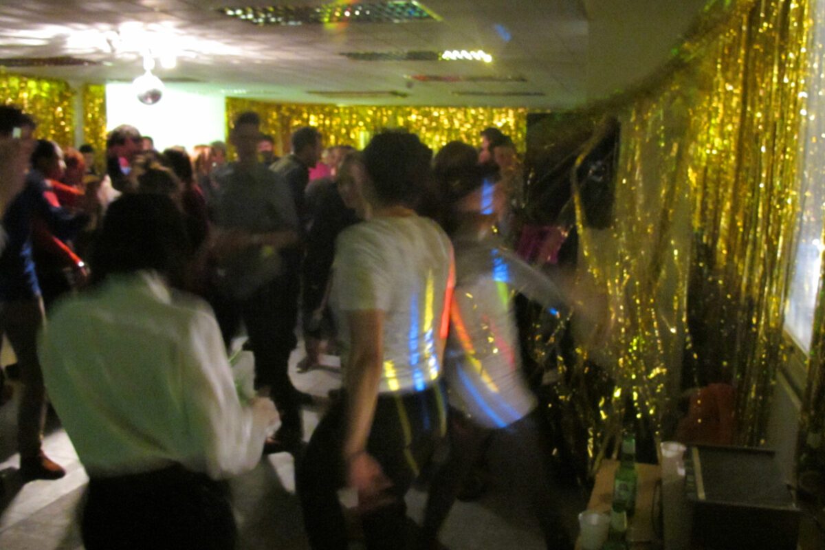 Longing Disco: Στο party του ΕΜΣΤ γινόμαστε DJs και επιλέγουμε τα τραγούδια της βραδιάς
