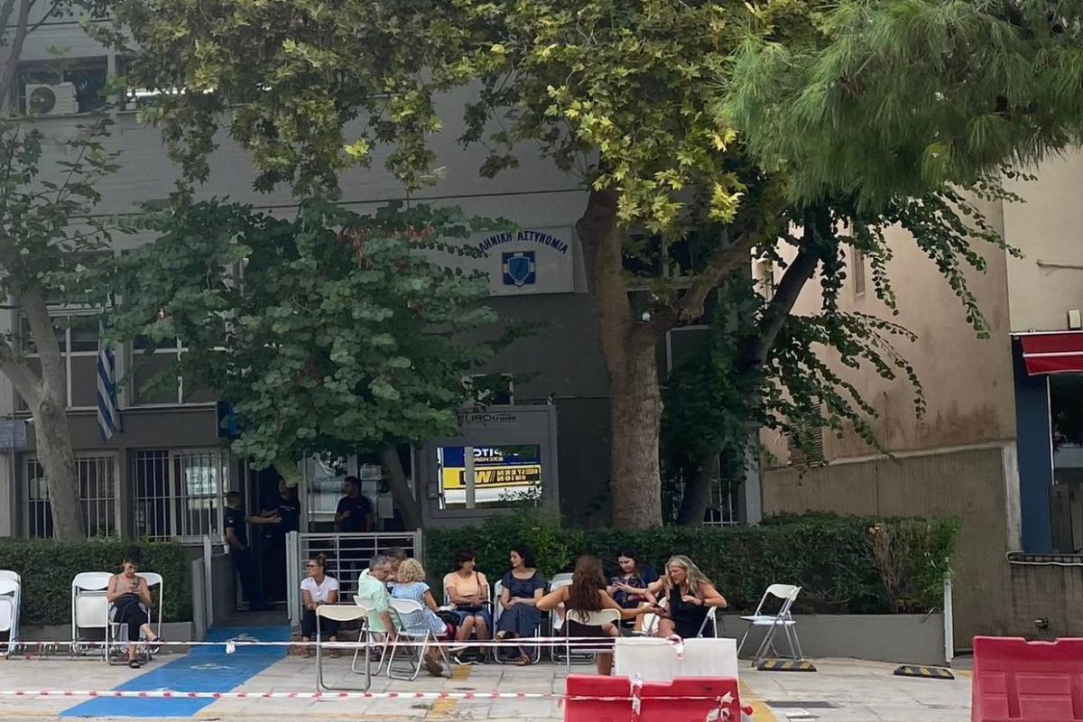 Γλυφάδα: Ουρές στο αστυνομικό τμήμα για έκδοση ταυτοτήτων