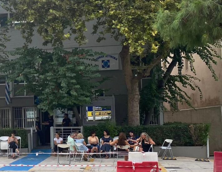 Γλυφάδα: Ουρές στο αστυνομικό τμήμα για έκδοση ταυτοτήτων