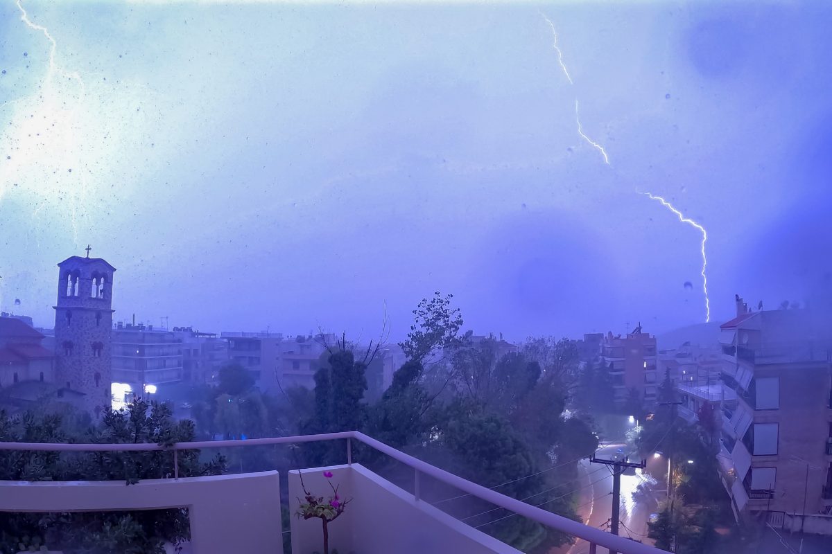 Κακοκαιρία Daniel: Το βίντεο με τους κεραυνούς στη Γλυφάδα που κόβει την ανάσα