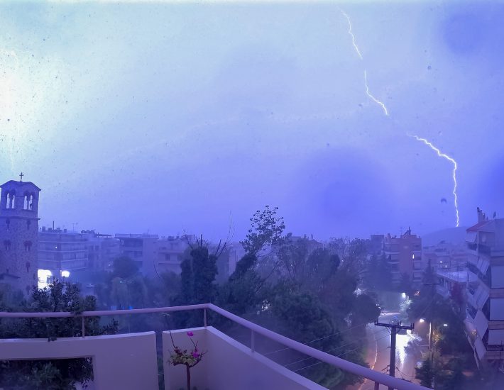 Κακοκαιρία Daniel: Το βίντεο με τους κεραυνούς στη Γλυφάδα που κόβει την ανάσα