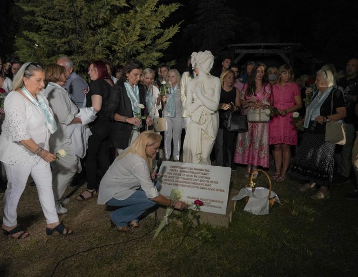 Αργυρούπολη: Μνημείο για την 41χρονη Όλγα που πέθανε μετά τον άγριο ξυλοδαρμό από τον σύντροφό της