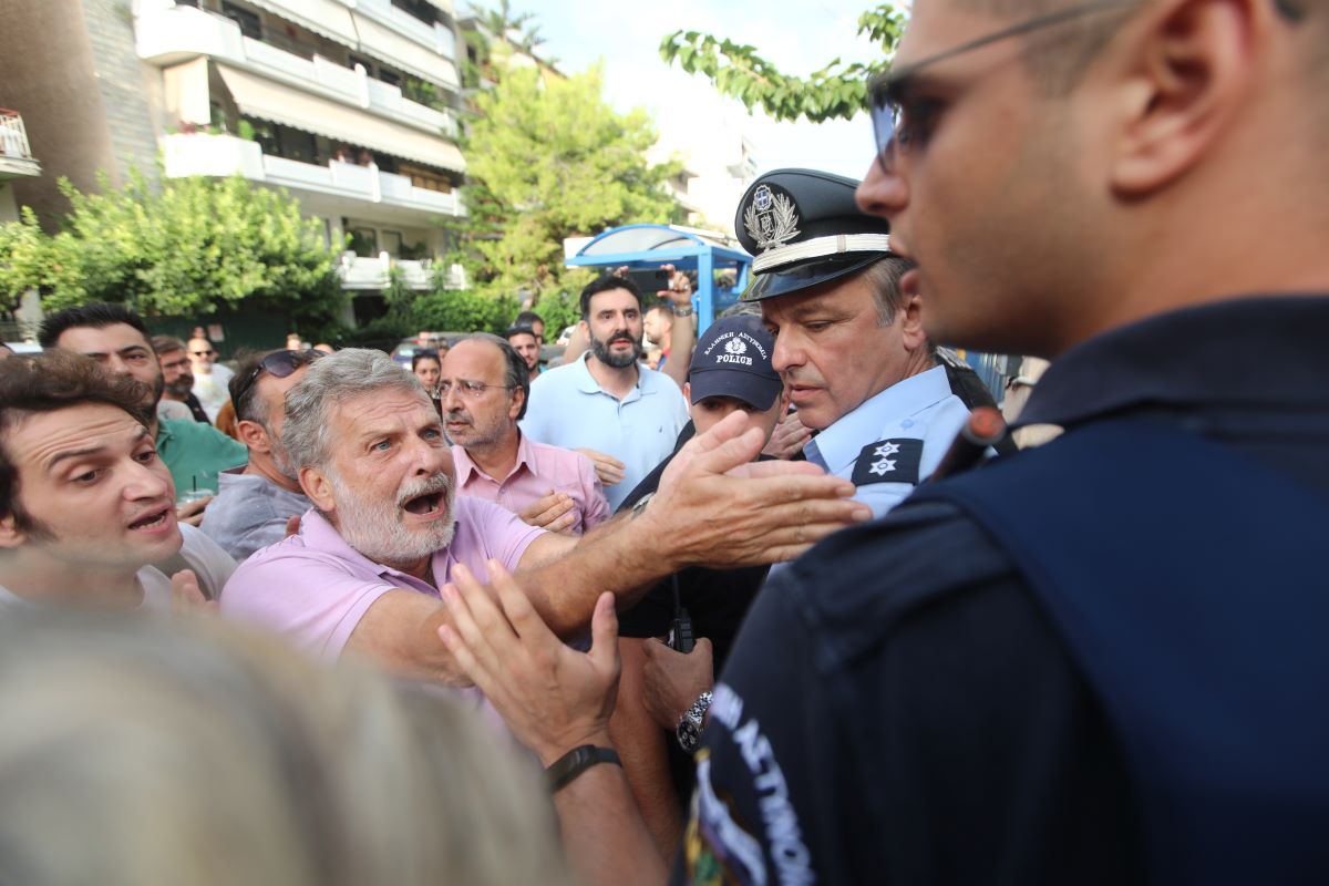 Νέα Σμύρνη: Ένταση στη συγκέντρωση διαμαρτυρίας για το κλείσιμο του 6ου Νηπιαγωγείου [ΕΙΚΟΝΕΣ]