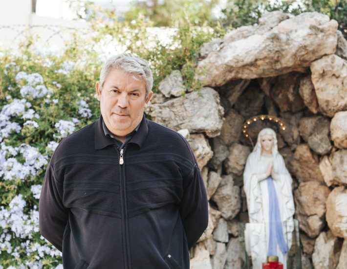 Μια φωτεινή μέρα στην Καθολική Εκκλησία των Αγίων Αποστόλων, στη Βούλα